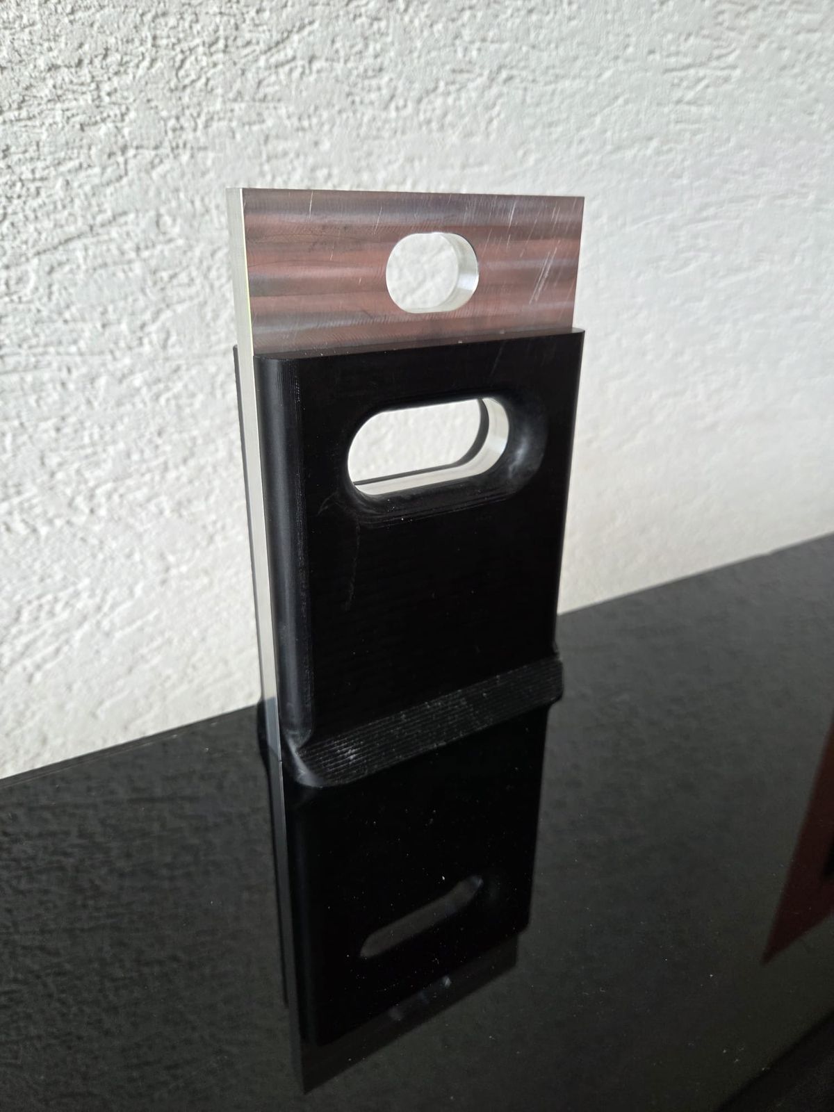 Pièce d’ancrage du système de levage : bloc noir et plaque en aluminium